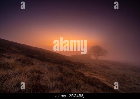 Sunrise of Top Withens oder Top Withins, dieses Bauernhaus wurde mit `Wuthering Heights' verbunden. Stockfoto